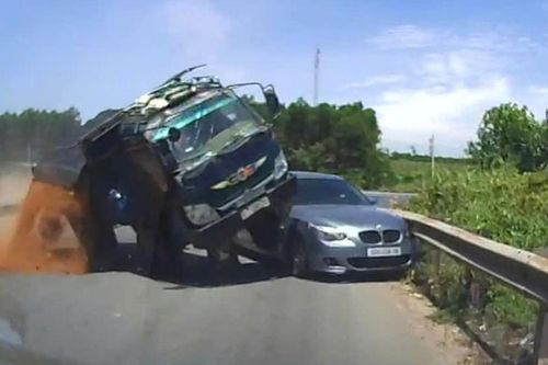 Khoảnh khắc va chạm giữa 2 ô tô tại điểm giao đường dẫn cao tốc ở Huế
