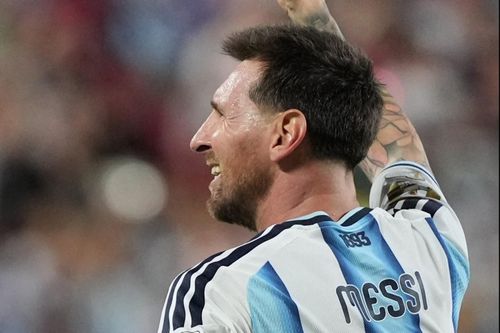 Messi ghi hat-trick với đôi giày in tên vợ và 3 con