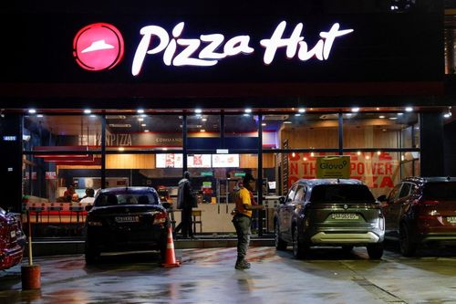 Ông chủ Pizza Hut bán chuỗi giá gần 3 tỷ USD