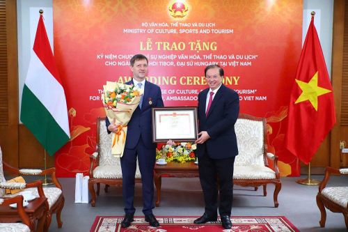 Trao tặng kỷ niệm chương 'Vì sự nghiệp Văn hóa, Thể thao và Du lịch' cho Đại sứ Hungary tại Việt Nam