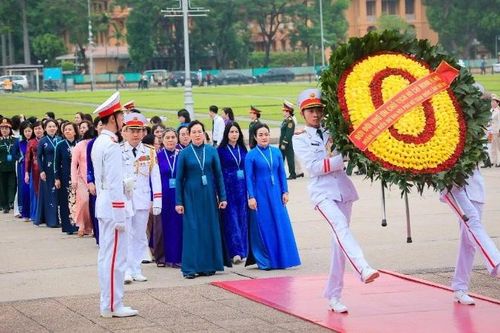 Đoàn đại biểu dự Đại hội Phụ nữ toàn quốc lần thứ XIV vào Lăng viếng Chủ tịch Hồ Chí Minh