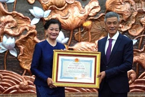 Trao Huân chương Hữu nghị tặng nguyên Đại sứ Campuchia tại Việt Nam Chea Kimtha