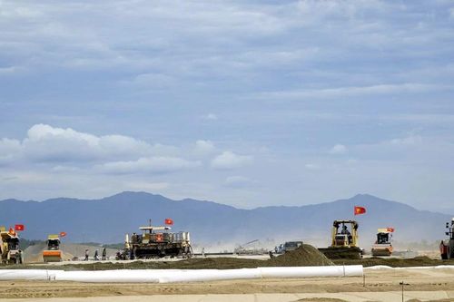 Xuyên đêm tăng tốc hoàn thành đường cất hạ cánh sân bay Phù Cát