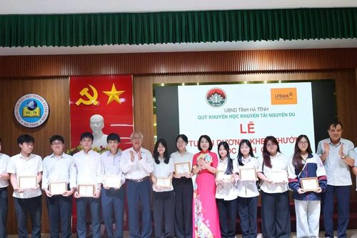 Quỹ Khuyến học, khuyến tài Nguyễn Du tuyên dương hơn 100 học sinh xuất sắc