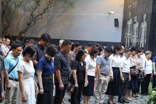 Ngòi bút giữa ngục tù và lửa đạn