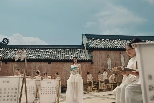Tranh cãi chữ Nôm trong MV 'Lá ngọc cành vàng' của ca nương Kiều Anh