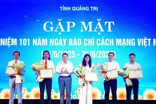 Phóng viên Báo Giáo dục và Thời đại nhận Bằng khen của UBND tỉnh Quảng Trị