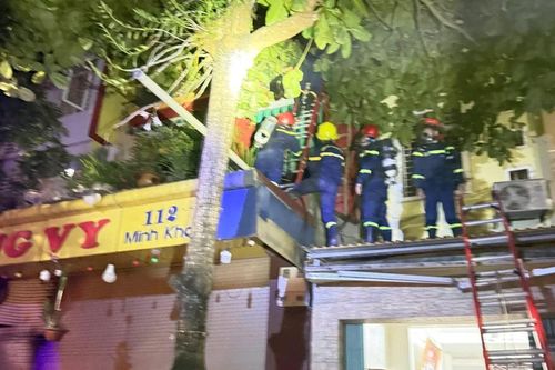 Cảnh sát giải cứu ba người mắc kẹt trong căn nhà cháy