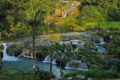 Thuê căn phòng nhỏ gần thác ở Cao Bằng, khách Anh sững sờ khi ra ban công