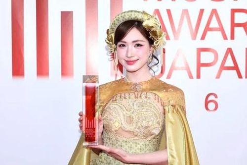 Ca sĩ Hòa Minzy đón tin vui