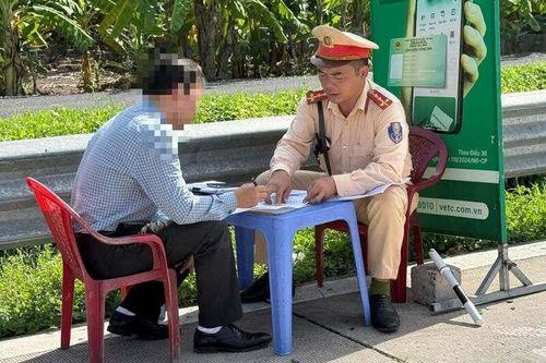 Xử phạt, trừ điểm bằng lái với lái xe dừng xe đi vệ sinh trên cao tốc