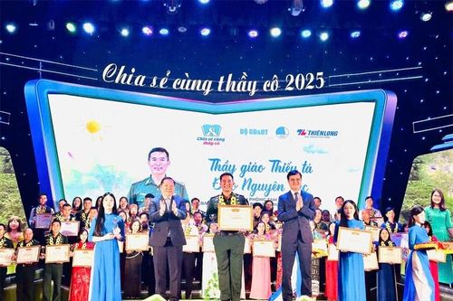 Thầy giáo 'Quân hàm xanh' mang ánh sáng về cho dân bản