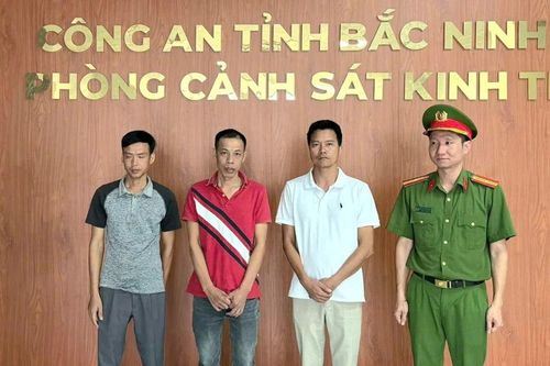Khởi tố Giám đốc đổ trộm 700 tấn chất thải