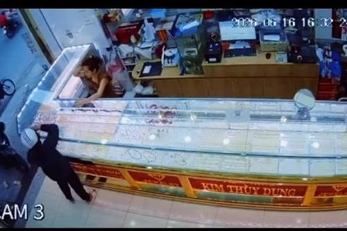 'Hot boy tóc ngắn' cướp giật ở tiệm vàng sa lưới sau 18 giờ gây án