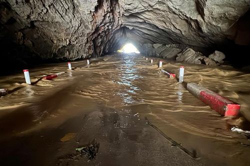 Mưa lớn gây ngập đường tại xã Lý Quốc, nhiều phương tiện không thể lưu thông