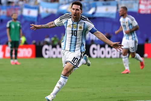 Messi vừa ra sân lập ngay kỷ lục, chờ Ronaldo đuổi kịp ngày mai
