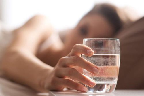 Sau tuổi 55, uống nước buổi sáng thế nào để giảm nguy cơ đột quỵ? 4 lưu ý nhiều người vẫn đang bỏ qua