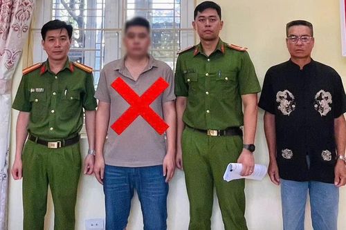 Khởi tố tài xế dùng bằng lái giả chở khách