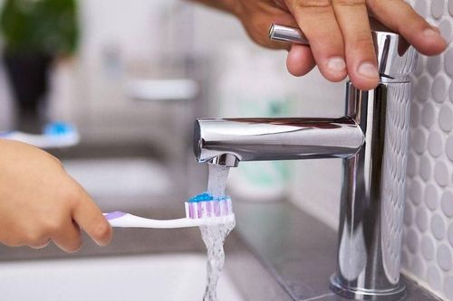 Có nên nhúng kem đánh răng vào nước trước khi đánh?