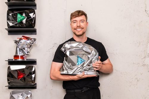 MrBeast nhận nút 'Báo đen' độc nhất từ YouTube sau cột mốc lịch sử