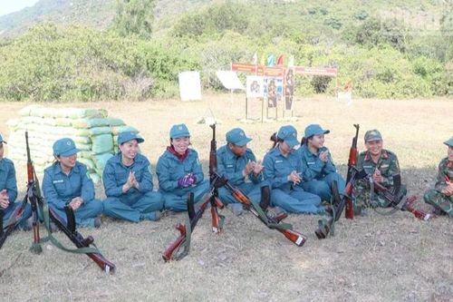 Những nữ dân quân giỏi trên thao trường, đảm việc bếp