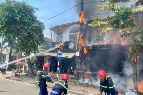 Hỏa hoạn bùng phát dữ dội tại nhà dân trên đường Nguyễn Tất Thành ở Huế