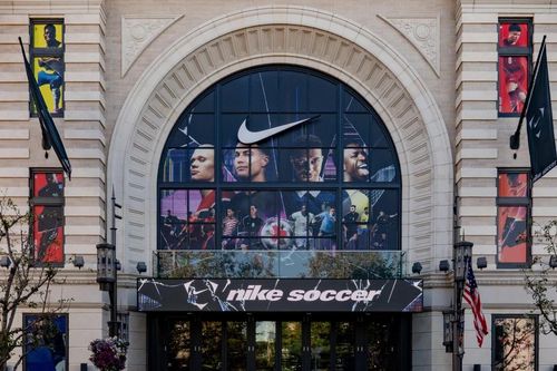 Nike chọn World Cup làm bệ phóng đối đầu với Adidas để vực dậy thương hiệu
