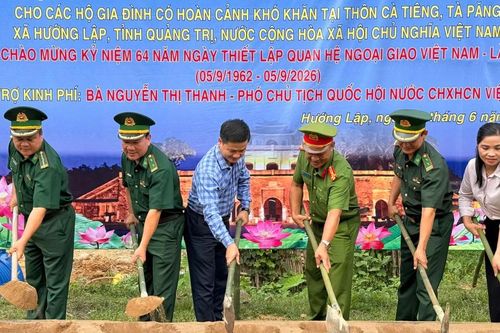 Khởi công xây dựng nhà 'Nghĩa tình biên giới Việt Nam - Lào' cho các hộ khó khăn