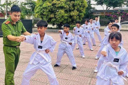 Công an xã mở lớp võ miễn phí cho trẻ em