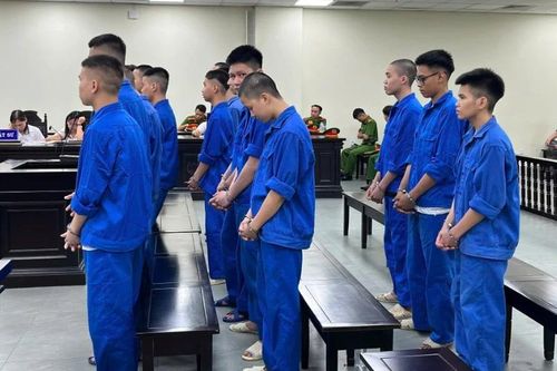 Hà Nội: Nhóm thiếu niên phục kích, dùng gạch ném nhau khiến 1 người tử vong