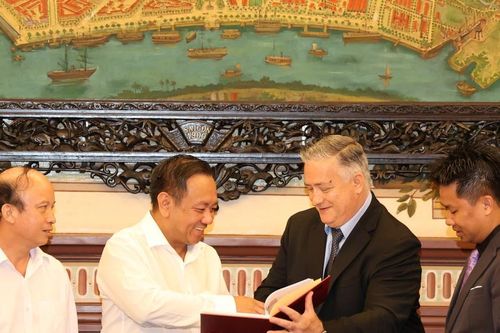 Chuyên gia Mỹ trao tặng tài liệu tìm kiếm hài cốt liệt sĩ tại TPHCM