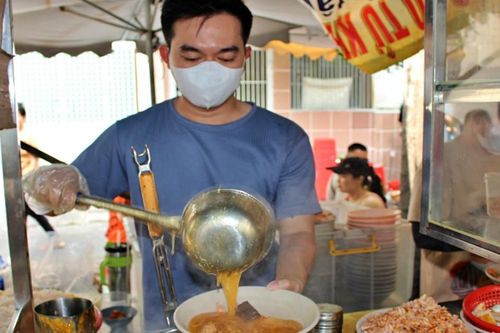 Quán bánh canh trong hẻm TPHCM đông kín khách sau khi được Michelin vinh danh