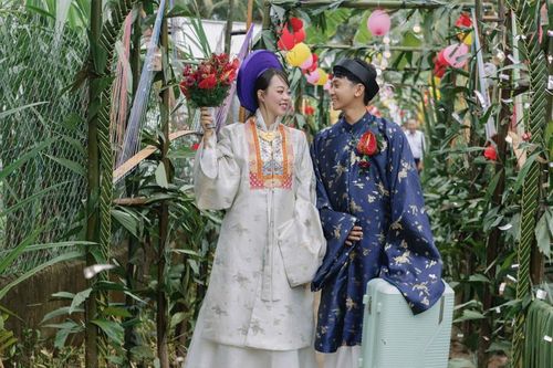 Cưới mối tình 13 năm, chú rể làm cổng hoa độc đáo, trang trí cả con ngõ 100m