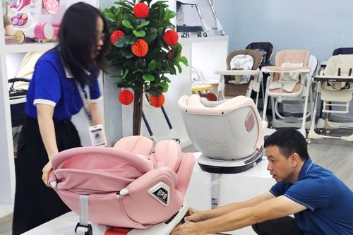 Ghế trẻ em trên ô tô: Chủ xe đắn đo mua, xuất hiện đai an toàn giá 200.000 đồng
