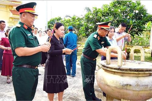 Dâng hương tưởng nhớ Thủ tướng Võ Văn Kiệt
