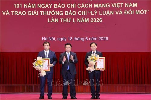 Báo chí là cầu nối bền chặt giữa ý Đảng với lòng dân