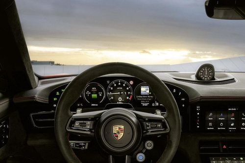 Porsche Taycan 2027: Công nghệ E-Shift giả lập cảm giác lái xe xăng có thực sự cần thiết?