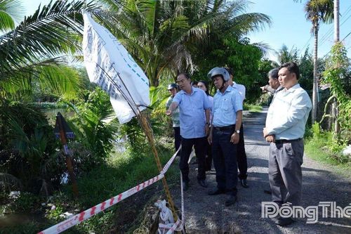 Đoàn công tác Sở Nông nghiệp và Môi trường khảo sát tình hình sạt lở trên địa bàn xã Tân Nhuận Đông