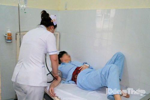 Số trường hợp nghi ngộ độc thực phẩm sau khi ăn bánh mì thịt tăng lên 93 người, các cơ sở y tế tích cực điều trị