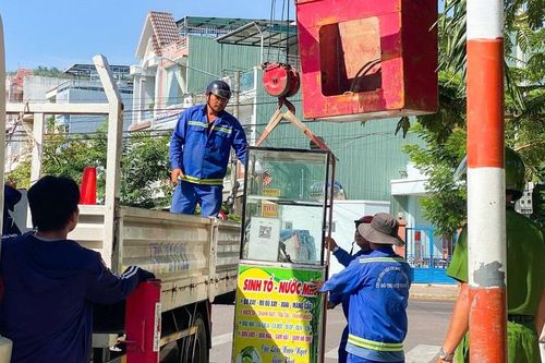 Phường Quy Nhơn xử lý hàng chục trường hợp lấn chiếm vỉa hè, lòng lề đường