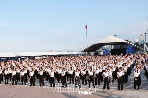 Gần 3.000 người tham gia đồng diễn flashmob
