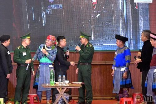 Người dân biên giới Y Tý hào hứng học kỹ năng số và pháp luật qua sân khấu hóa