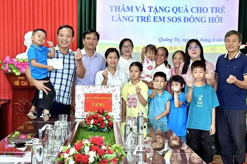 Sở Y tế thăm, tặng quà trẻ em có hoàn cảnh đặc biệt