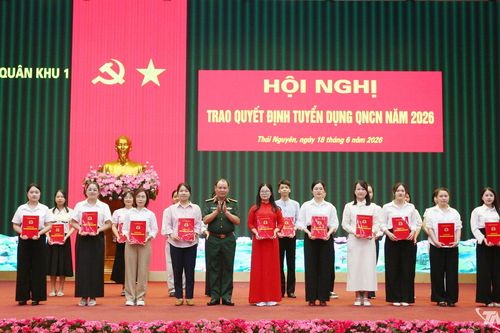 Quân khu 1: 71 đồng chí được tuyển dụng, xếp lương và phong quân hàm quân nhân chuyên nghiệp