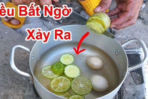 Tại sao bạn nên thả vài lát chanh tươi vào nồi luộc trứng?