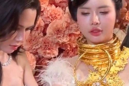 Lễ ăn hỏi 'gây sốt' của cô dâu Đồng Tháp với màn trao vàng kéo dài 40 phút vì... nhiều
