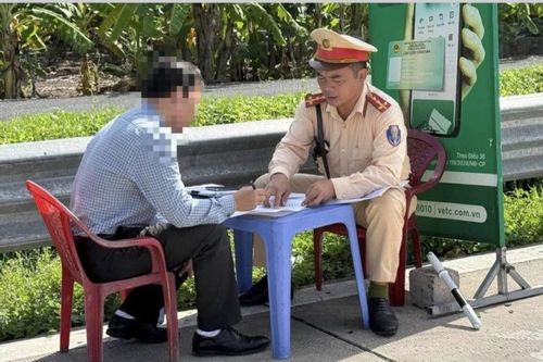 Dừng xe trên cao tốc, tài xế bị phạt tới 14 triệu đồng