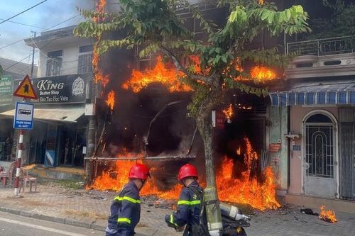 Hiện trường nhà dân bốc cháy dữ dội, nhiều đồ đạc bị thiêu rụi ở Huế