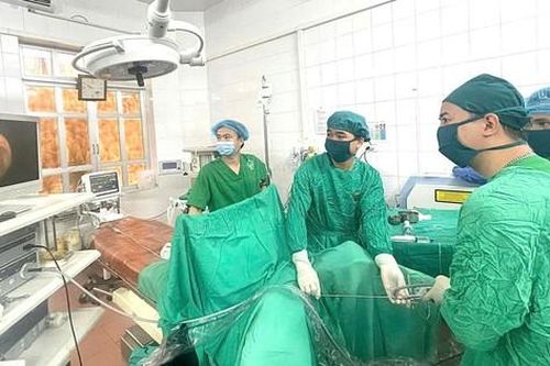 Đau lưng, tiểu buốt, bé trai 8 tuổi được phát hiện mắc bệnh ít gặp