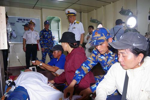Đưa ngư dân bị tai nạn trên biển về đất liền điều trị an toàn